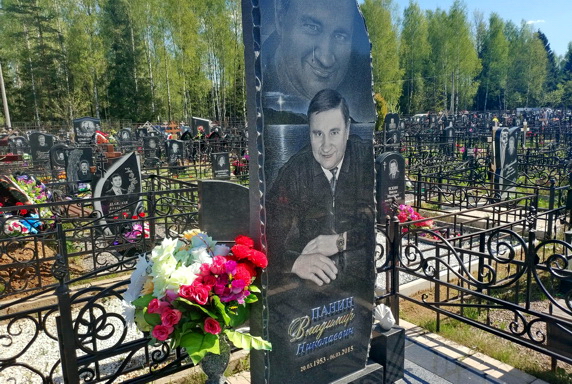 Вертикальное надгробье с фаской под естественный скол